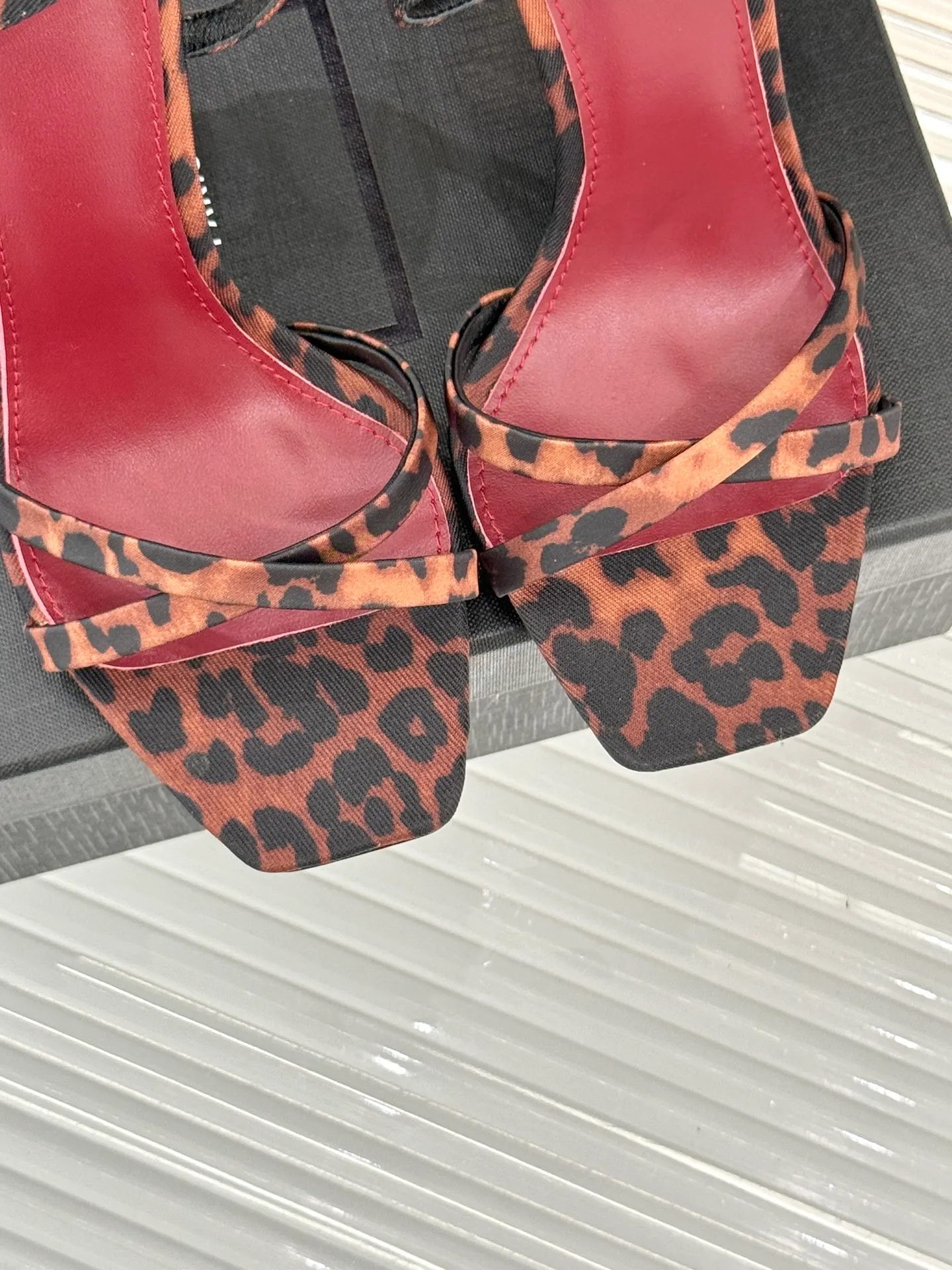 👟👟Ex-factory price 600👟👟 Saint Lauren*YSL Saint Laurent classic spring and summer letter heel cross-strap high-heeled sandals. High-heeled shoes that are suitable for both men and women. I love them. They are indeed the brand that understands women best. They are sold out as soon as they are new‼ ️ Especially the side lines are designed to be smooth, natural and slimming, making the whole pair of shoes layered and feminine. No matter what your usual style is, you must try it! The upper is made of imported cow patent leather, the lining is mixed sheepskin, and the Italian genuine leather outsole Heel height: 10.5cm Size: 35-39 (34/40/41 customized)